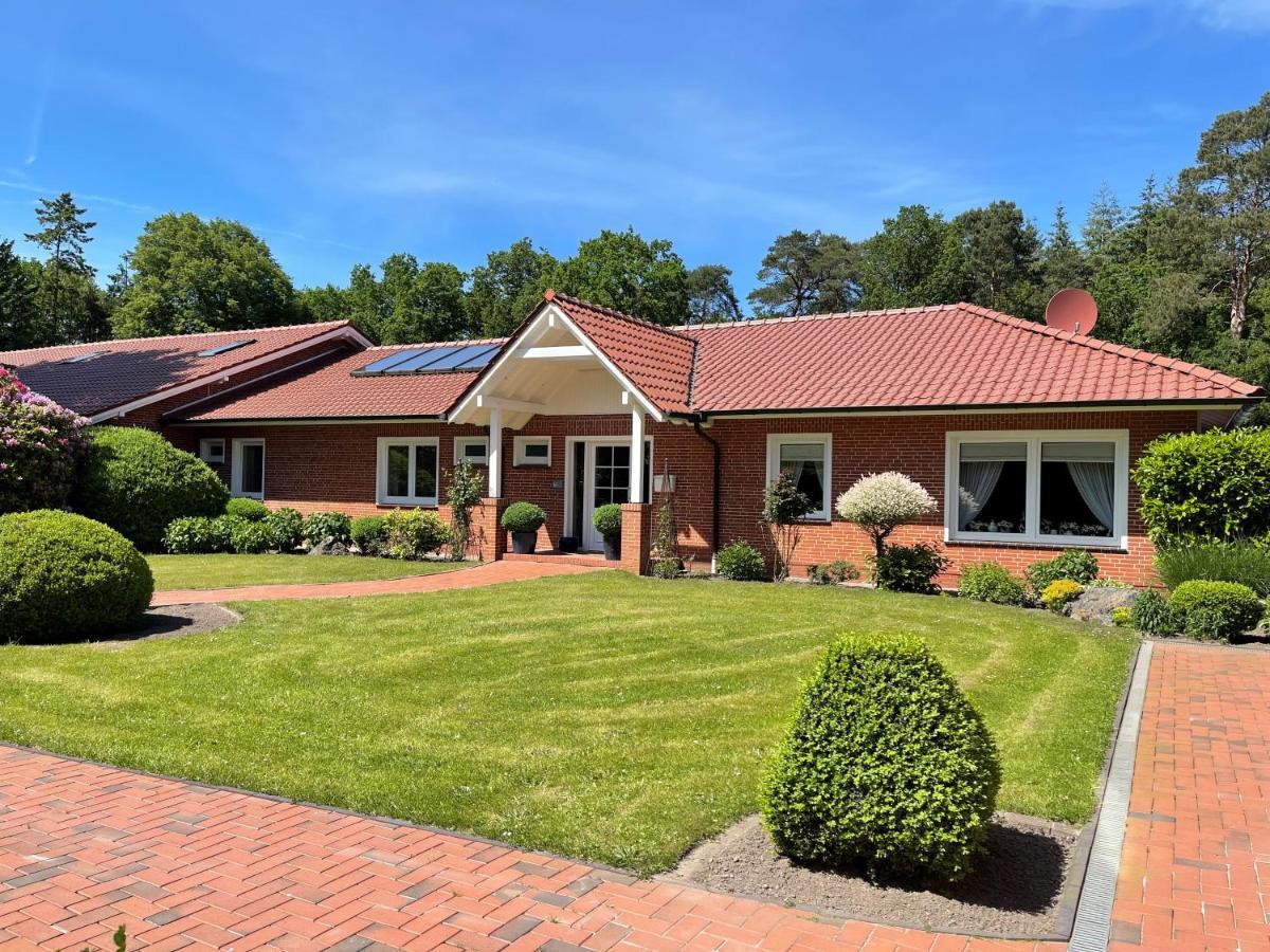 Landhaus Am Wald Mit Garten Mit 1 Schlafnische Und 1 Schlafzimmer Aurich Exterior foto